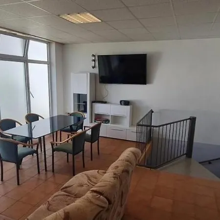 Apartment 150qm Fuer 10 Pax Auf 5zimmer, 2 Baeder Unweit Von Bmw, Amazon, Messe, Porsche Und Dhl *